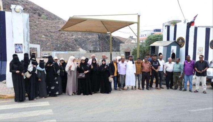 لليوم الـ11.. كوادر أمانة الانتقالي تواصل وقفتها الاحتجاجية في عدن