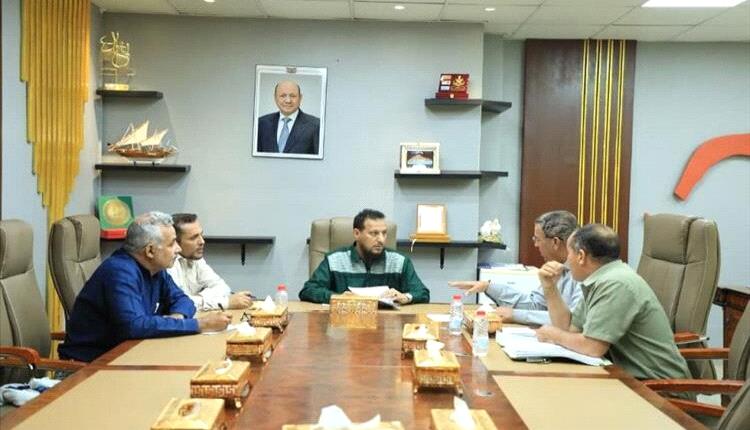 محافظ عدن يناقش خطة إنشاء المنطقة الصناعية في العلم لتعزيز الاستثمار والتنمية