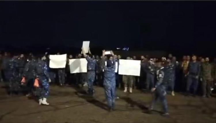 خريجو بلحاف يحتجون على إسقاطهم من كشوفات الرواتب