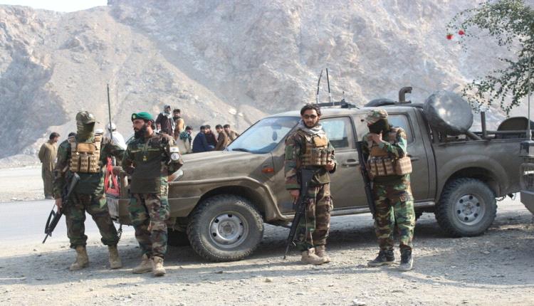 اشتباكات عنيفة على الحدود الباكستانية الأفغانية.. نزوح 118 ألف شخص