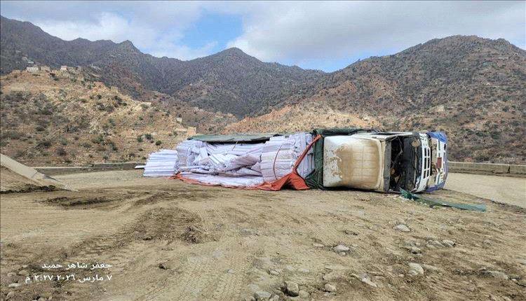 عاجل:انقلاب شاحنة تقل العاب نارية في لحج
