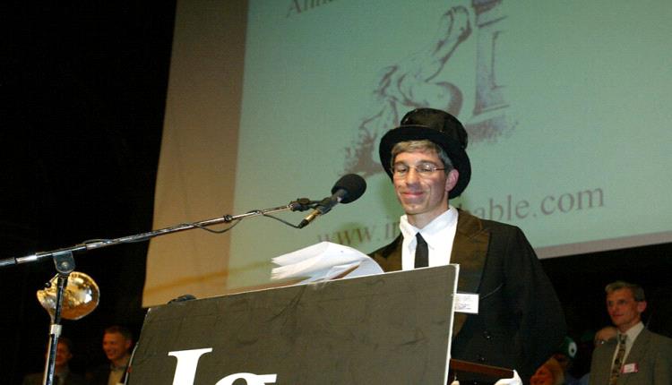 جوائز "نوبل للحماقة" تنتقل من أمريكا إلى أوروبا لأول مرة بسبب ترامب!