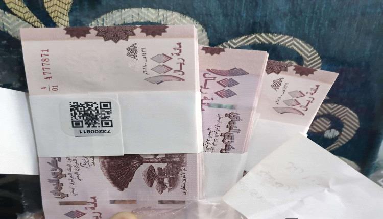 الصرافين يحاصرون المواطنين ويخنقون عدن 