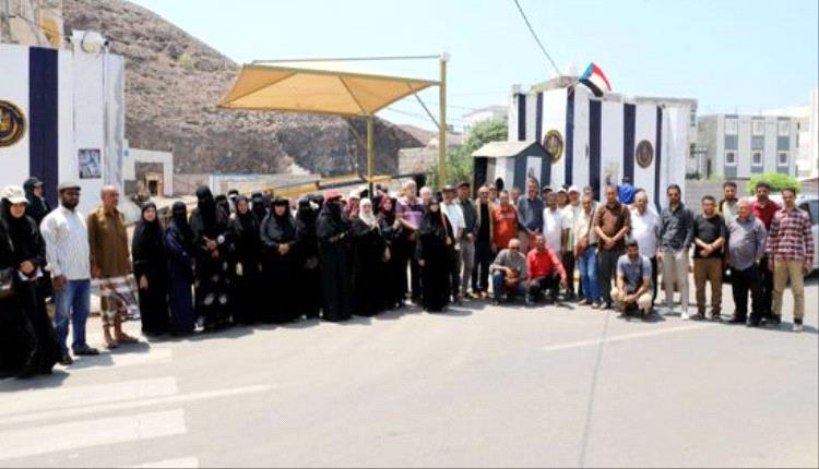 كوادر أمانة الانتقالي تواصل وقفاتها الاحتجاجية لليوم الـ 20