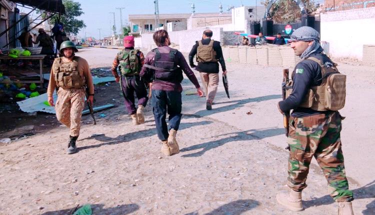 مقتل 6 من الشرطة شمال غرب باكستان بتفجير استهدفهم