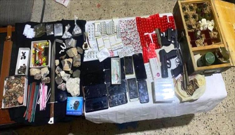 القبض على مروّج مخدرات خطير بالمكلا وبحوزته أسلحة وقنابل