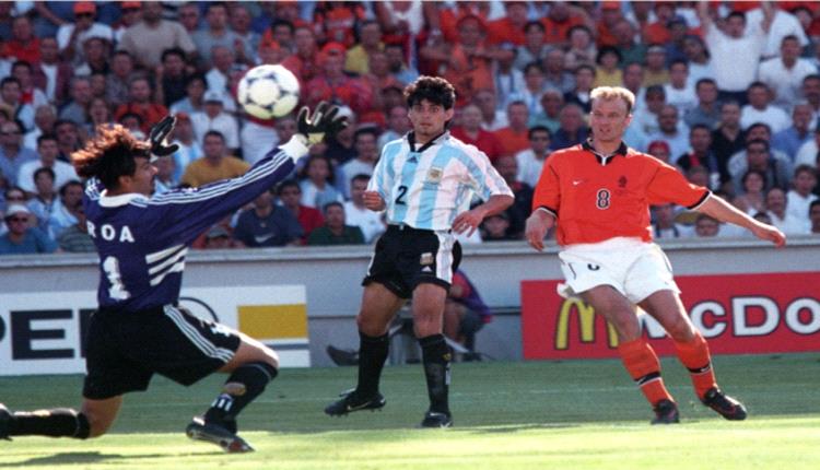 أشهر أهداف كرة القدم.. عندما قضى بيركامب على حلم الأرجنتين بلمسة أسطورية