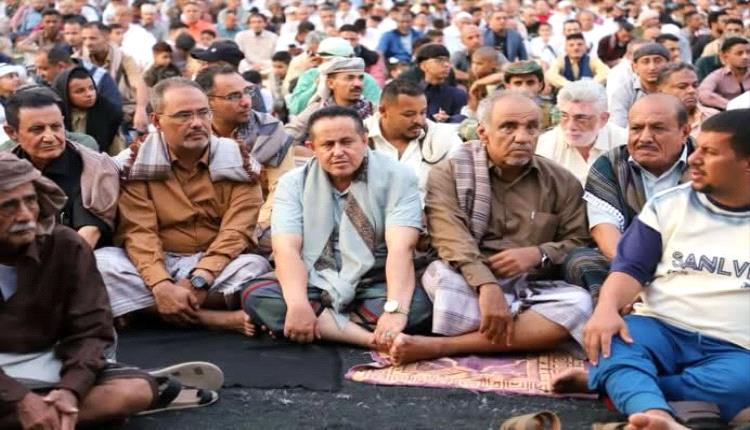 الحالمي يتقدم المصلين في صلاة العيد بعدن
