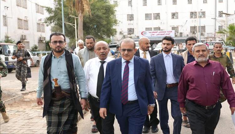 وزيرا الصحة والخدمة المدنية يعايدان المرضى في مستشفيات عدن