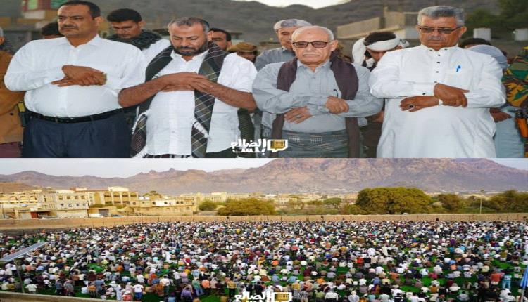 محافظ الضالع يؤدي مع جموع المصلين صلاة عيد الفطر المبارك في ملعب ..