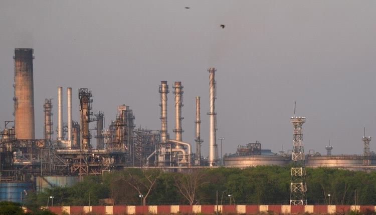 "رويترز": المصافي الهندية تتطلع لشراء النفط الإيراني بعد رفع العقوبات الأمريكية