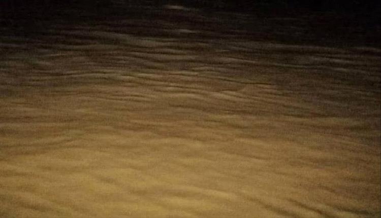 سيول مفاجئة تقطع الطريق الدولي في أحور