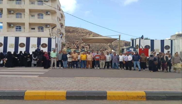 كوادر أمانة الانتقالي تواصل وقفاتها الاحتجاجية أمام مقر المجلس