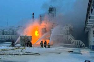 اندلاع حريق في ميناء أوست-لوجا الروسي عقب هجوم بطائرات مسيرة