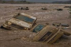 عاصفة وسيول تجرف وحدات قوات الطوارئ الإرهابية المدعومة سعوديا في حضرموت