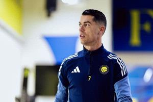 بقميص عليه كلمة لعلامة تجارية.. كريستيانو رونالدو يظهر في مطعمه بمدريد