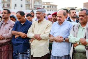 الصبيحي والزنداني يؤديان صلاة عيد الفطر مع جموع المصلين في ملعب الحبيشي بعدن