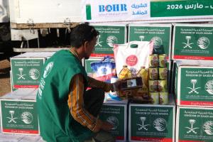مركز الملك سلمان للإغاثة يدشن توزيع المساعدات الغذائية الطارئة بمحافظة سقطرى