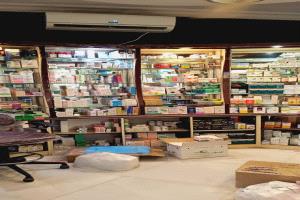 مكتب وزارة الصحة العامة والسكان يغلق صيدلية لبيعها أدوية منتهية الصلاحية للمواطنين بالمكلا