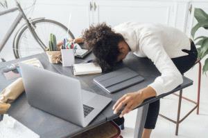 "قلي الدماغ".. متلازمة تصيب الموظفين بسبب الإفراط في استخدام الذكاء الاصطناعي