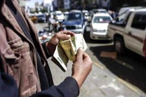 رواتب مقطوعة وأرصفة مزدحمة.. اقتصاد "الانهيار الكامل" يعم مناطق الحوثيين