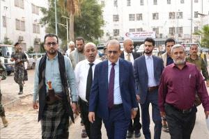وزيرا الصحة والخدمة المدنية يعايدان المرضى في مستشفيات عدن
