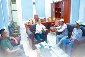 مدير صحة عدن يلتقي مؤسسة الهجرة الخيرية للتنمية ويشيد بإنشطتها الإنسانية في المحافظة 