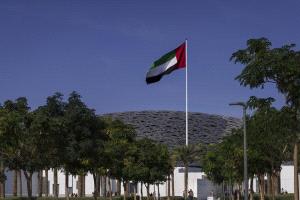 أبوظبي.. حريق في مجمع الرويس بعد استهدافه بمسيرات