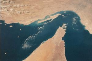 إيران تربط أمن الخليج وفتح مضيق هرمز بالانسحاب الأمريكي: لا أمن بدون رحيلهم!