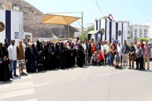 كوادر أمانة الانتقالي تواصل وقفاتها الاحتجاجية لليوم الـ 20