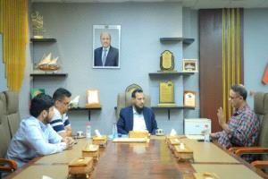 محافظ عدن يبحث تطوير خدمات البريد وتحديث آليات العمل