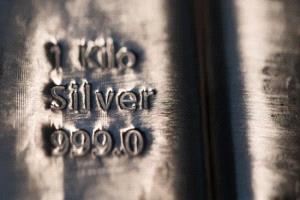 الذهب والفضة يرتفعان عند التسوية مع استمرار التوترات