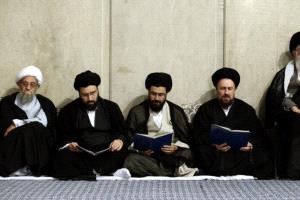 رجل دين إيراني يدعو المسلمين إلى "الثأر" لمقتل خامنئي