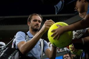 الروسي مدفيديف يواصل سلسلة انتصاراته