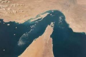 إيران تزعم ضرب ناقلة أمريكية وتتوعد بالتحكم في مضيق هرمز