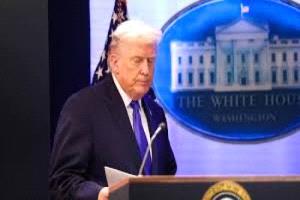 البيت الأبيض: إدارة ترامب قد تخفف قواعد الشحن لمكافحة ارتفاع الوقود