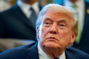 ترامب يعترف باستهداف حاملة طائرات بـ100 صاروخ إيراني