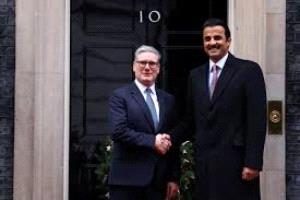 ستارمر يؤكد لأمير قطر تضامن بريطانيا بعد الهجمات الإيرانية