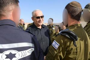 نتنياهو من موقع سقوط صاروخ إيراني في بئر السبع: لدينا عزيمة ومبادرة ودهاء سيكتشفه العدو لا محالة