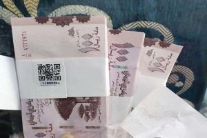 الصرافين يحاصرون المواطنين ويخنقون عدن 