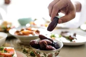 استراتيجيات غذائية فعّالة للحفاظ على طاقتك أثناء الصيام