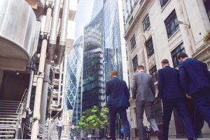 حرب إيران تهدد وظائف أكثر من 100 ألف بريطاني