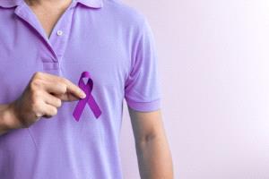 تجربة شاب تحذر الرجال من التأخر في تشخيص سرطان الخصية