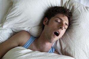 سبع علامات تحذيرية تخبرك أن شخيرك يستدعي زيارة الطبيب