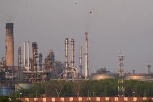 "رويترز": المصافي الهندية تتطلع لشراء النفط الإيراني بعد رفع العقوبات الأمريكية