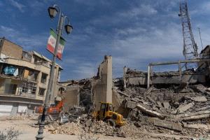 "بوليتيكو": العملية الأمريكية الإسرائيلية ضد إيران قد تستمر 100 يوم