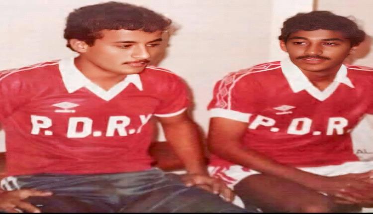 - هيا.. اعصروا الذاكرة جيدا..
- هل تعرفتم على اللاعب الذي يجلس إلى جوار الهداف الذهبي شرف محفوظ..؟