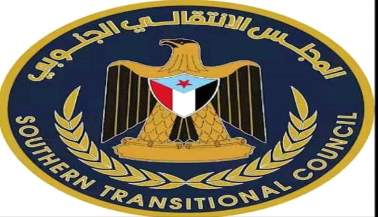 انتقالي لحج يستنكر قيام مسلحين على متن طقم عسكري بإحراق صور الرئيس الزبيدي (بيان)