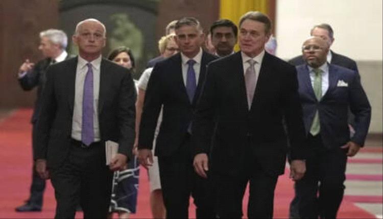 ماذا فعل الوفد الأمريكي بالأغراض التي قدمت لهم في الصين؟  
