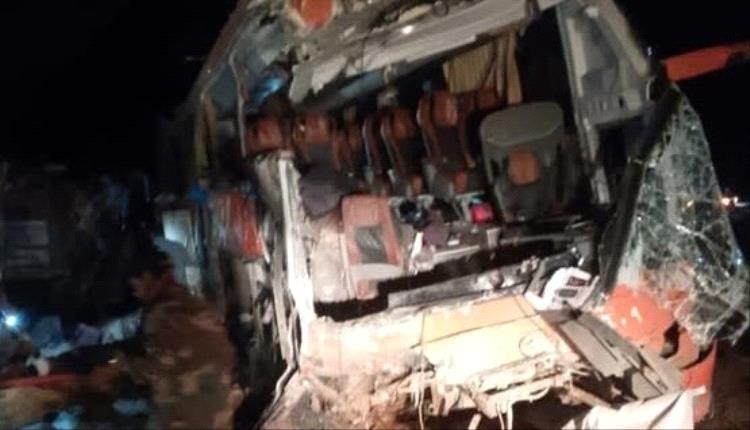 صور.. عشرات الوفيات والجرحى بتصادم حافلة مغتربين وشاحنة بحضرموت